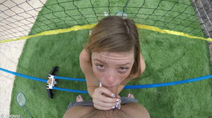 Приятель чпокает на бильярдном столе молоденькую подружку