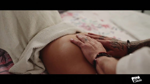 Ловкий массажист долбит в масле сладкую малышку